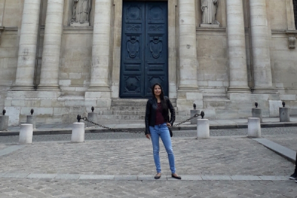 La egresada del programa de Econom&iacute;a Juliana Pinillos nos cuenta sobre la beca que recientemente obtuvo en la Universidad de la Sorbona